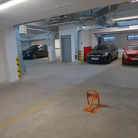 Ira's 2 Bedroom Central Place With Private Parking Skopje