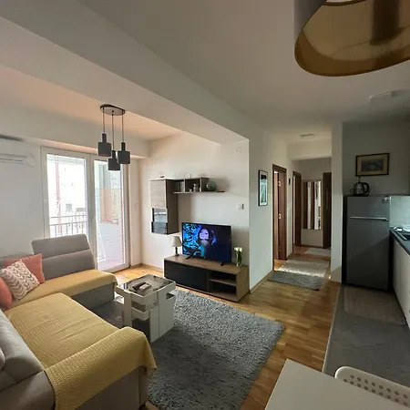 Ira's 2 Bedroom Central Place With Private Parking Apartment