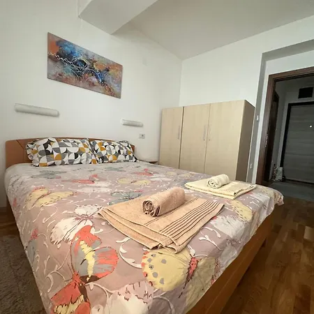 Apartment Ira's 2 Bedroom Central Place With Private Parking Skopje