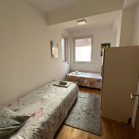 Ira's 2 Bedroom Central Place With Private Parking Apartment