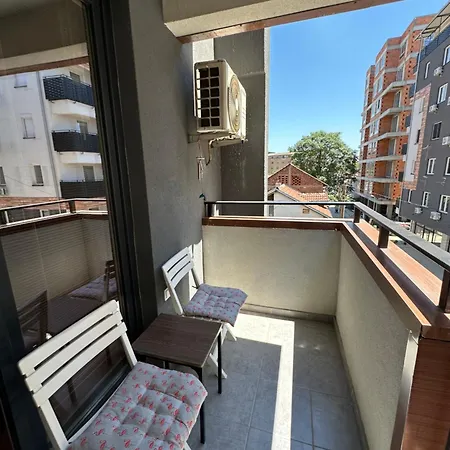 Apartment Ira's 2 Bedroom Central Place With Private Parking