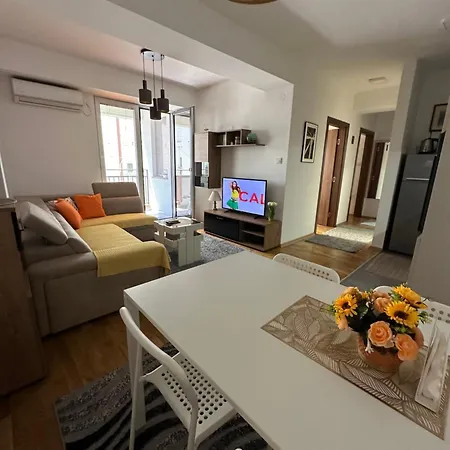 Ira's 2 Bedroom Central Place With Private Parking *