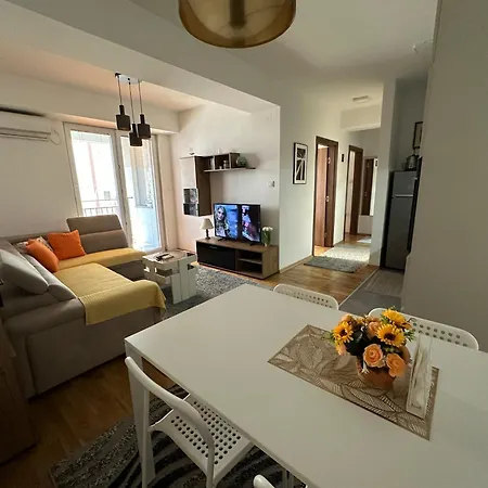 Ira's 2 Bedroom Central Place With Private Parking Apartment